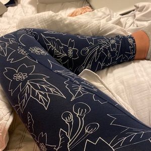 nike floral leggings in navy blue and white outlined flowers